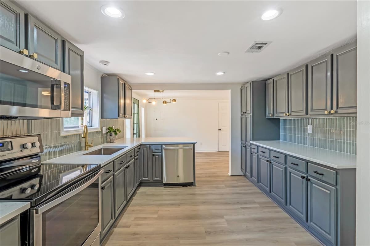 305 ROSSITER STREET — photo 18 of 35