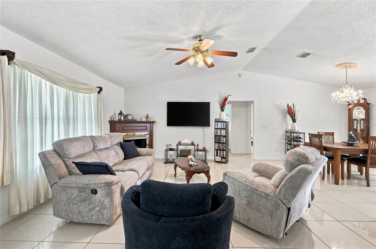 133 REBECCA DRIVE — photo 10 of 47