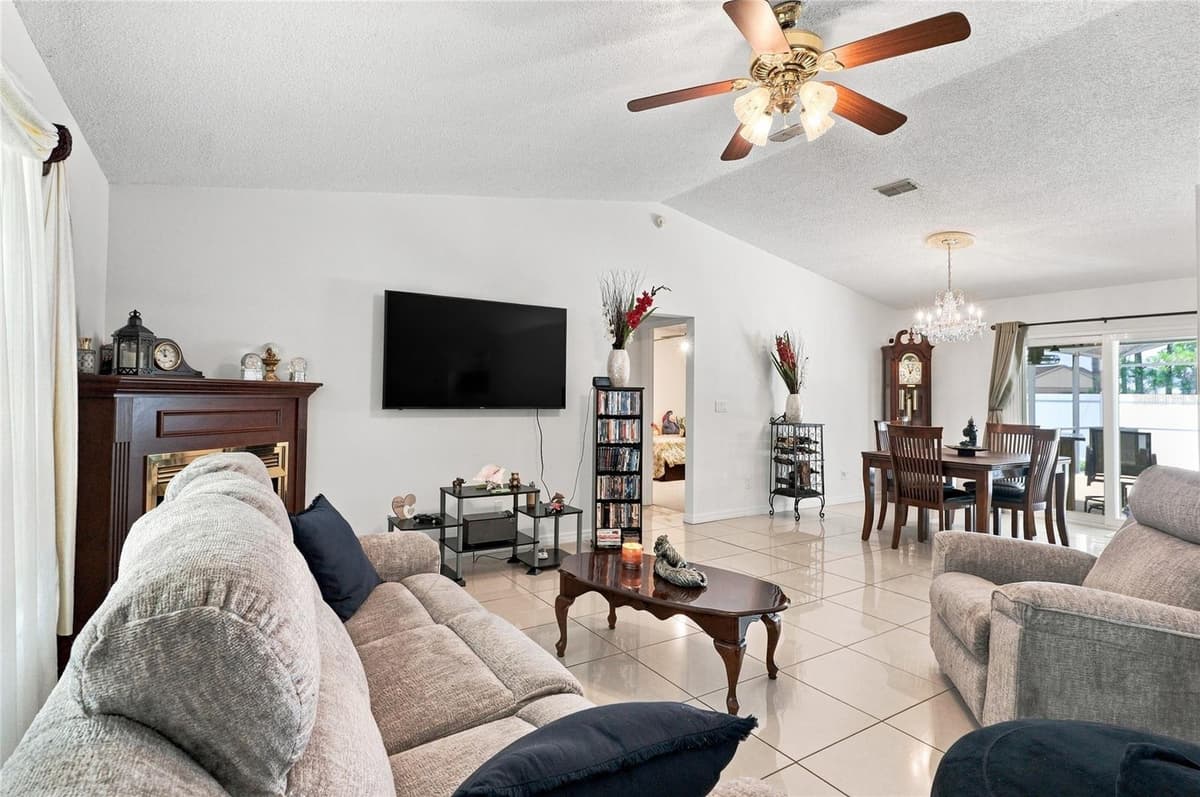133 REBECCA DRIVE — photo 11 of 47