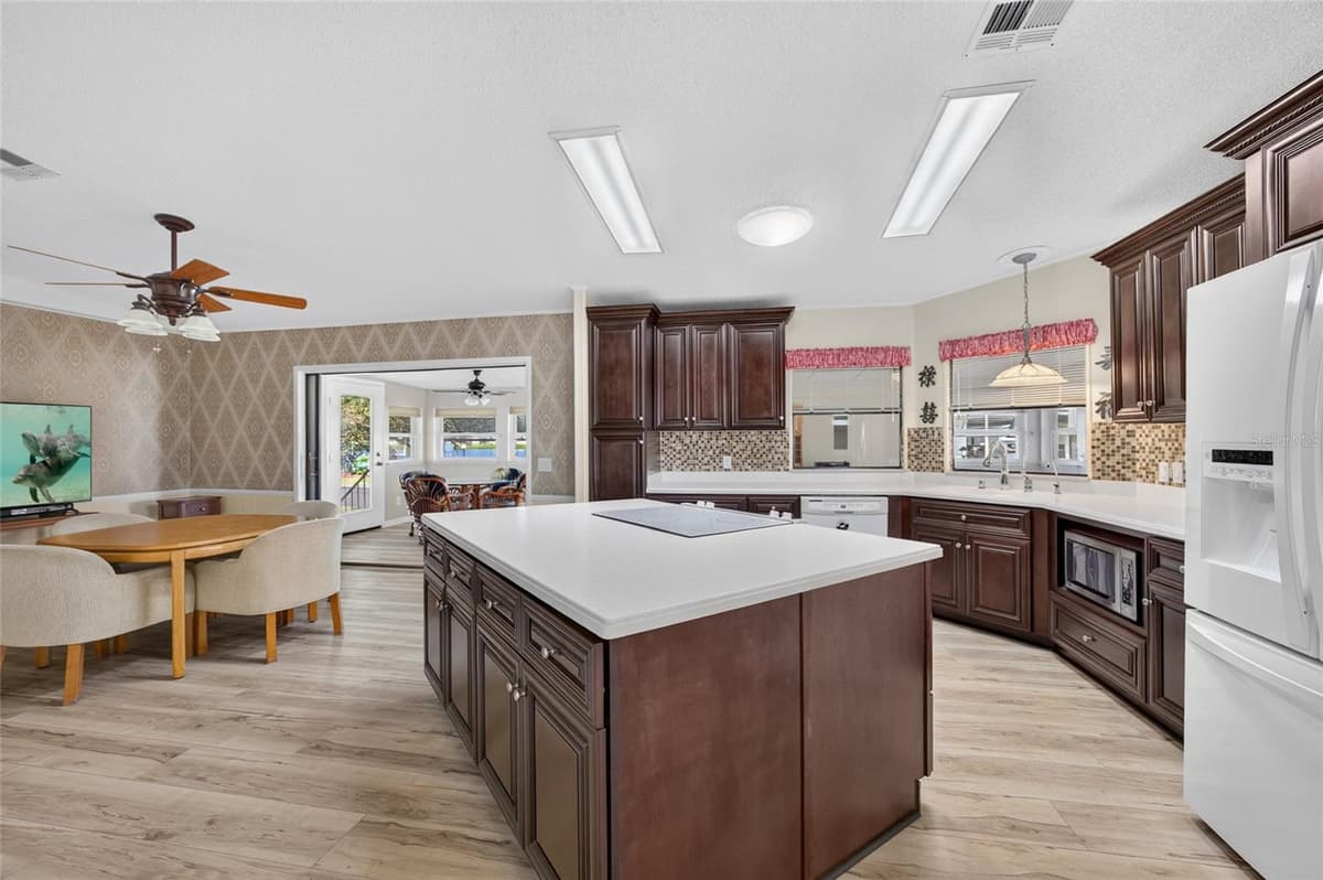 501 LA PLAYA CIRCLE — photo 11 of 46