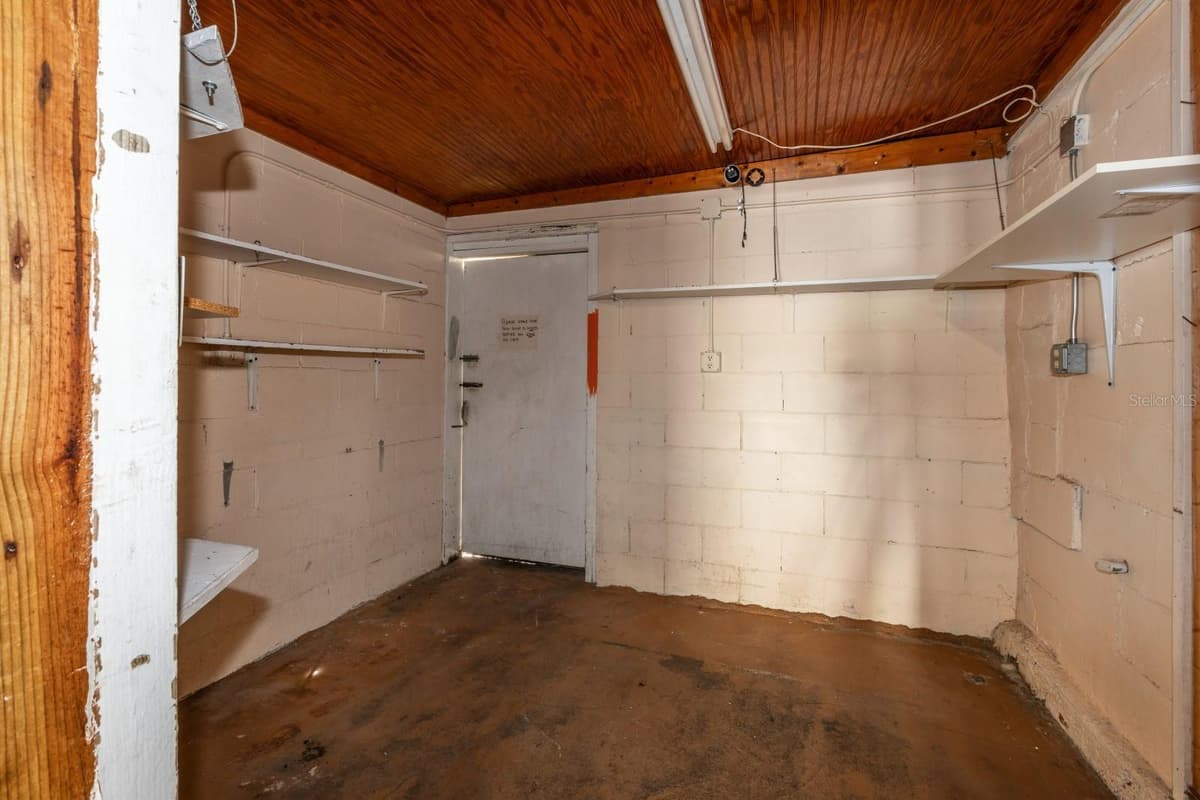 427 DONNELLY STREET — photo 26 of 38