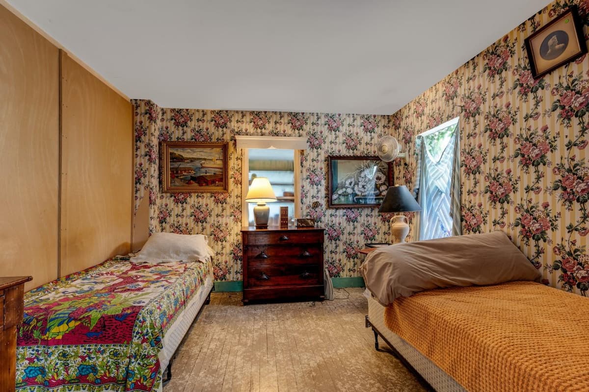 427 DONNELLY STREET — photo 12 of 38