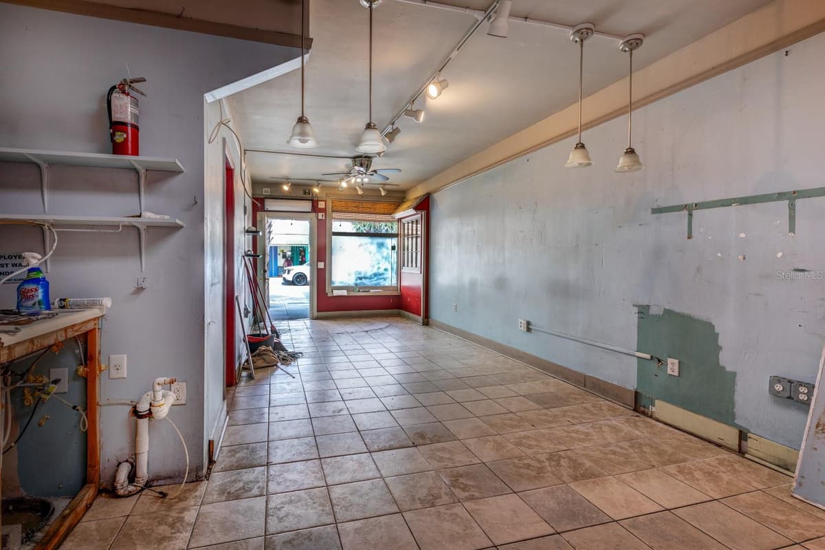 427 DONNELLY STREET — photo 27 of 38