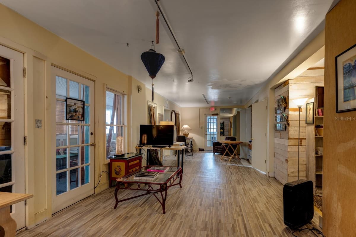 427 DONNELLY STREET — photo 10 of 38