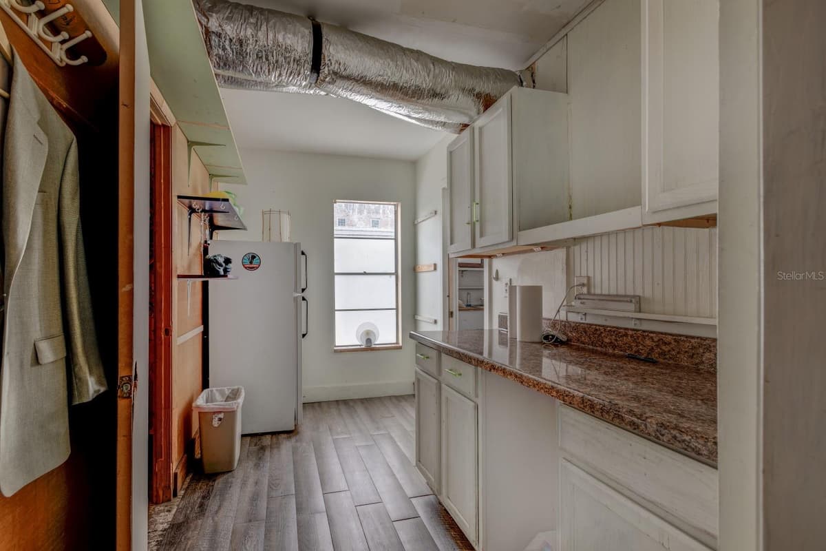 427 DONNELLY STREET — photo 11 of 38
