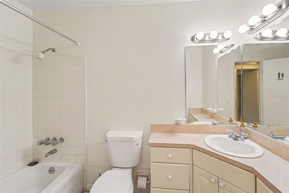 8121 OLA AVENUE — photo 13 of 31