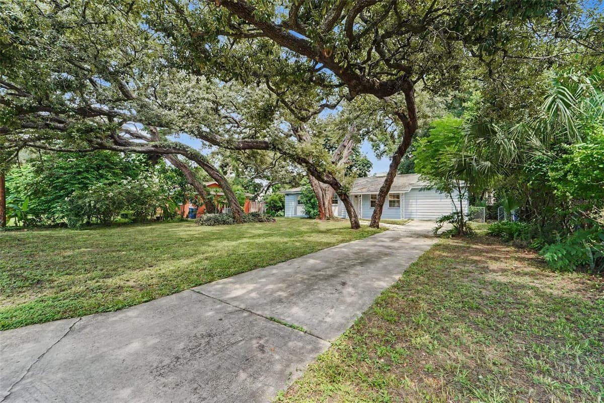 8121 OLA AVENUE — photo 3 of 31