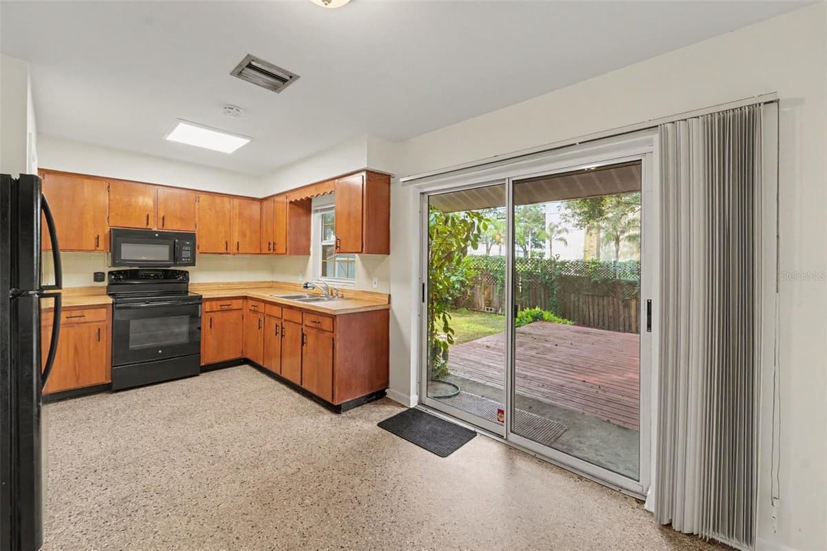 8121 OLA AVENUE — photo 11 of 31