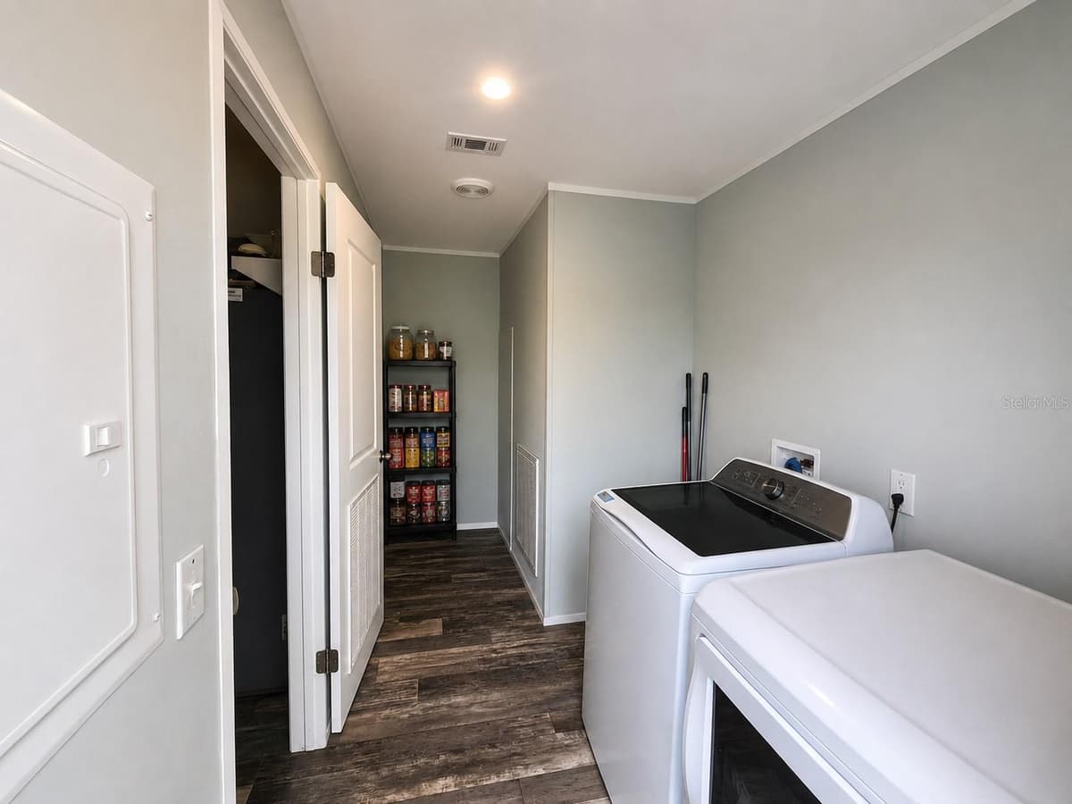 4550 POLK CITY ROAD — photo 22 of 23