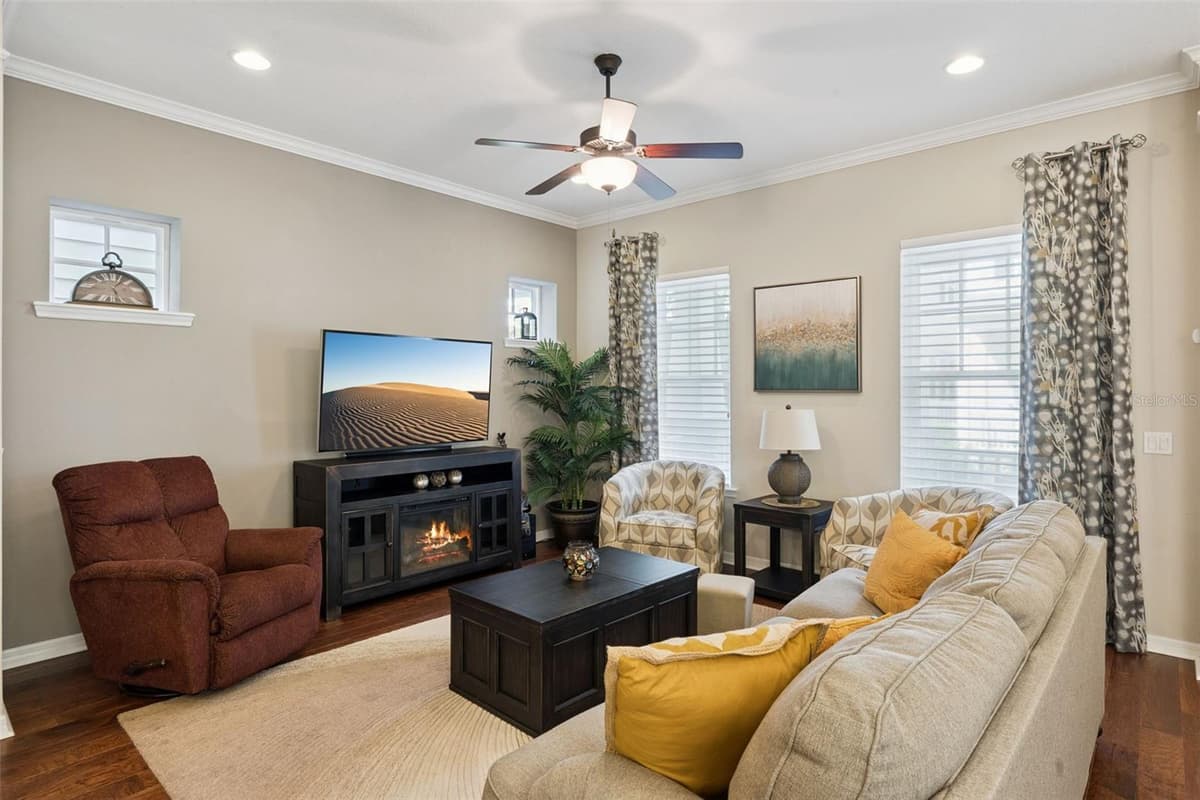 1425 RESOLUTE STREET — photo 3 of 41