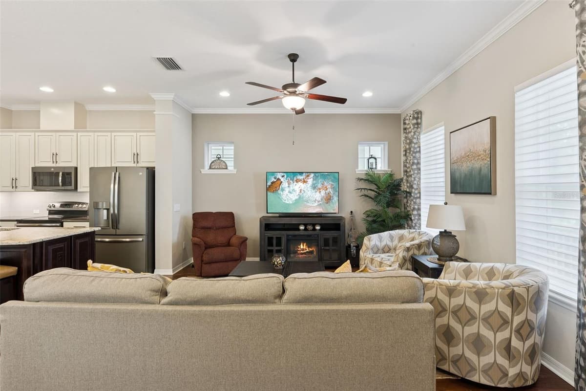 1425 RESOLUTE STREET — photo 4 of 41