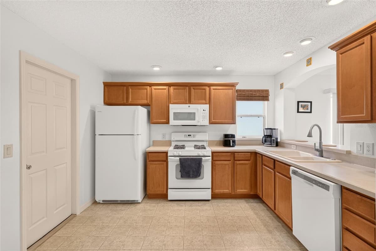 1049 JACKSON STREET — photo 9 of 33