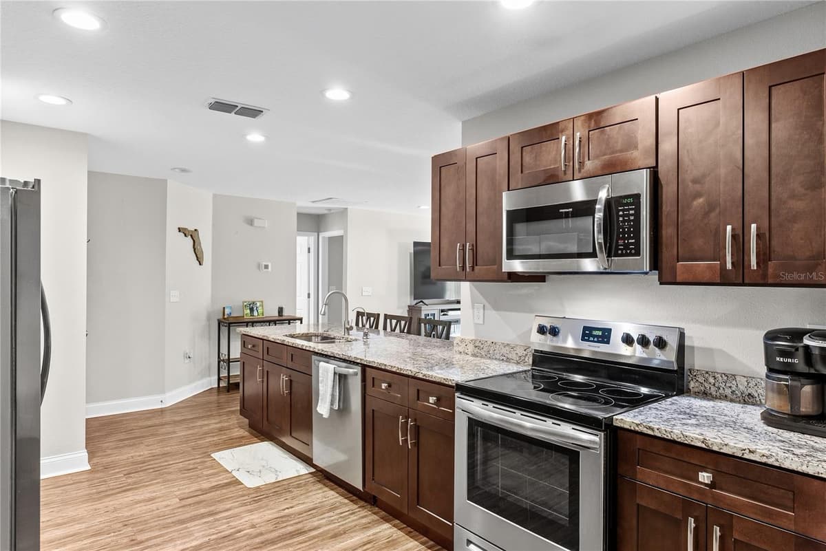 495 OAK AVENUE — photo 7 of 34