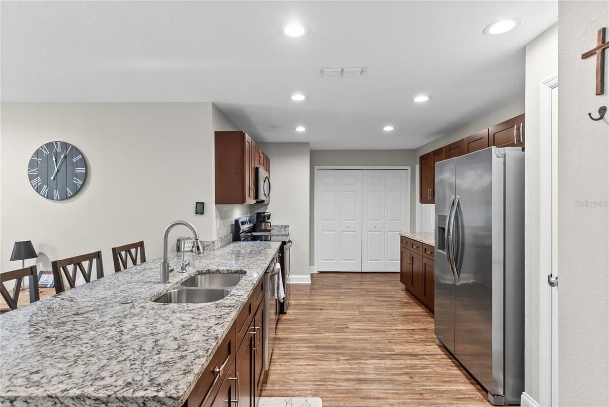 495 OAK AVENUE — photo 10 of 34