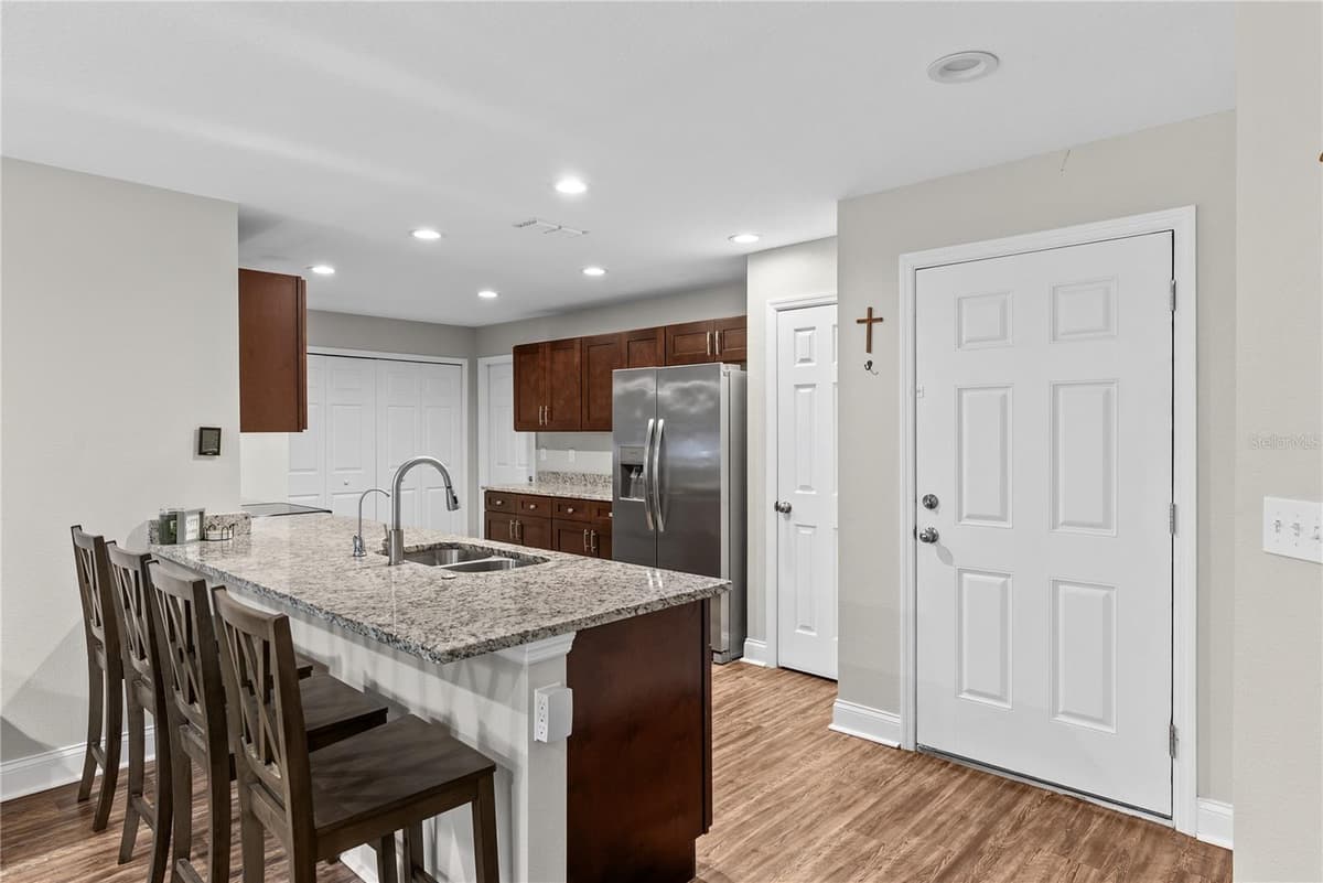 495 OAK AVENUE — photo 8 of 34