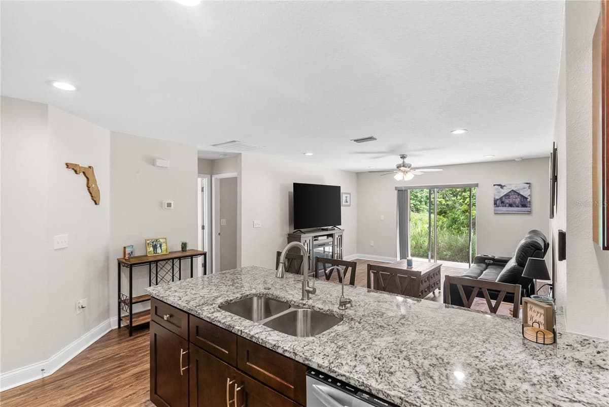 495 OAK AVENUE — photo 9 of 34
