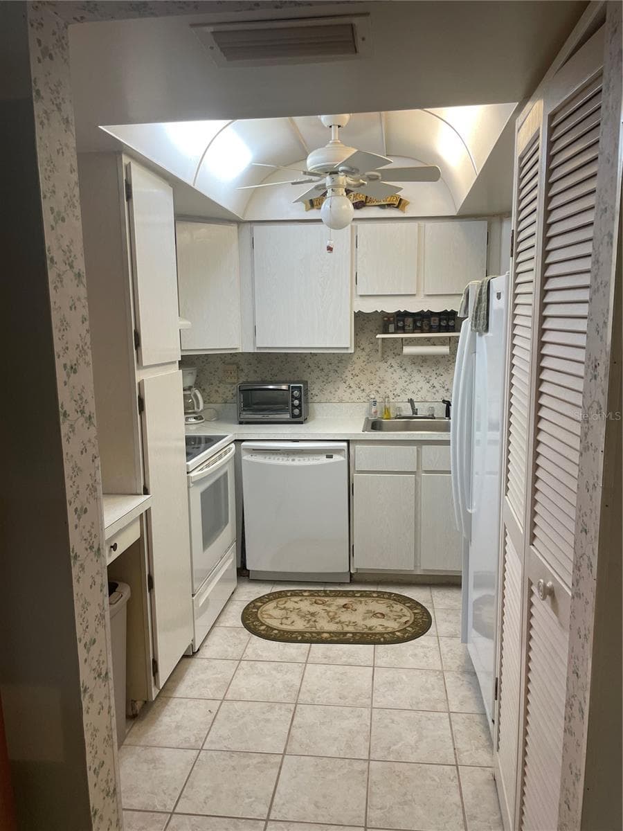 532 MIDWAY DRIVE — photo 2 of 16
