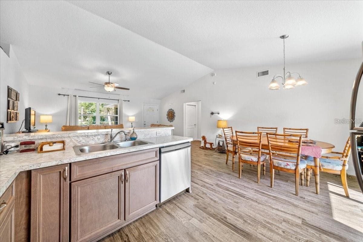 543 ROOKS AVENUE — photo 4 of 14