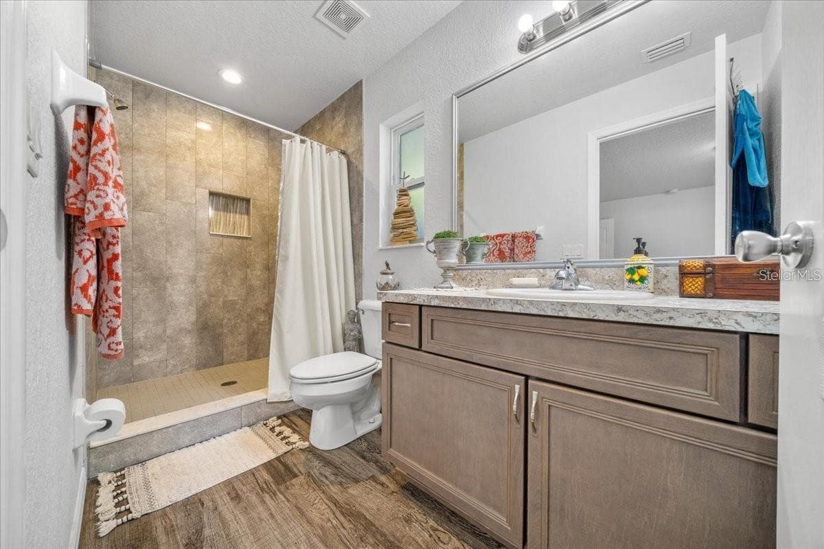 543 ROOKS AVENUE — photo 8 of 14