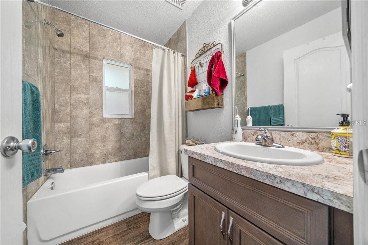 543 ROOKS AVENUE — photo 10 of 14
