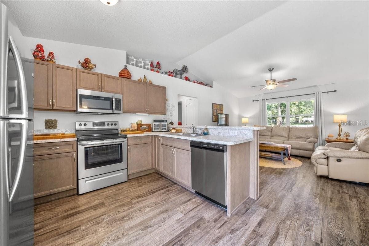 543 ROOKS AVENUE — photo 3 of 14