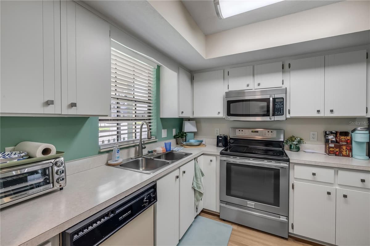 232 RIDGEWOOD AVENUE — photo 9 of 48