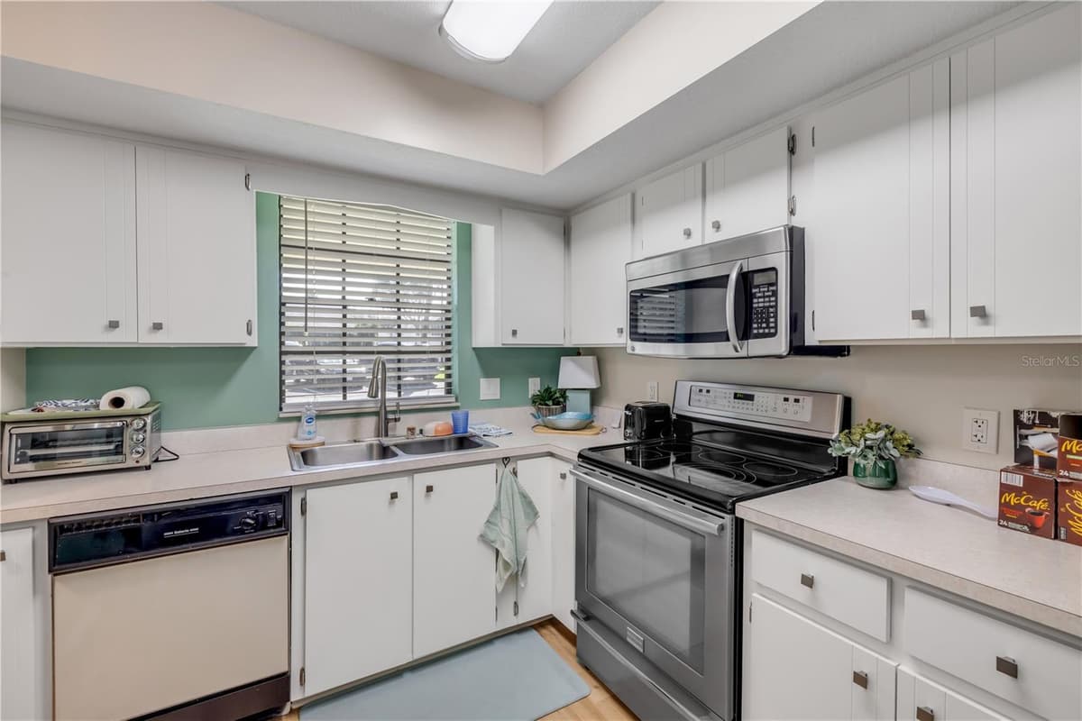 232 RIDGEWOOD AVENUE — photo 12 of 48