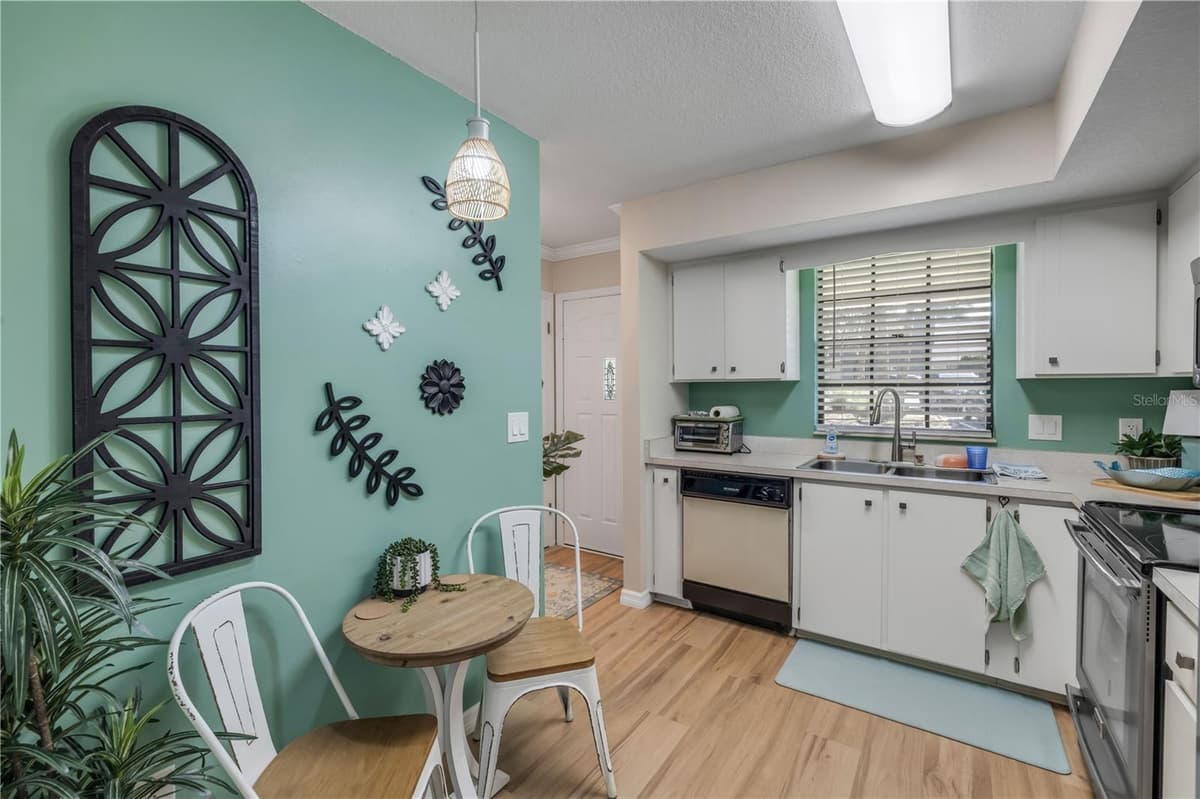 232 RIDGEWOOD AVENUE — photo 10 of 48