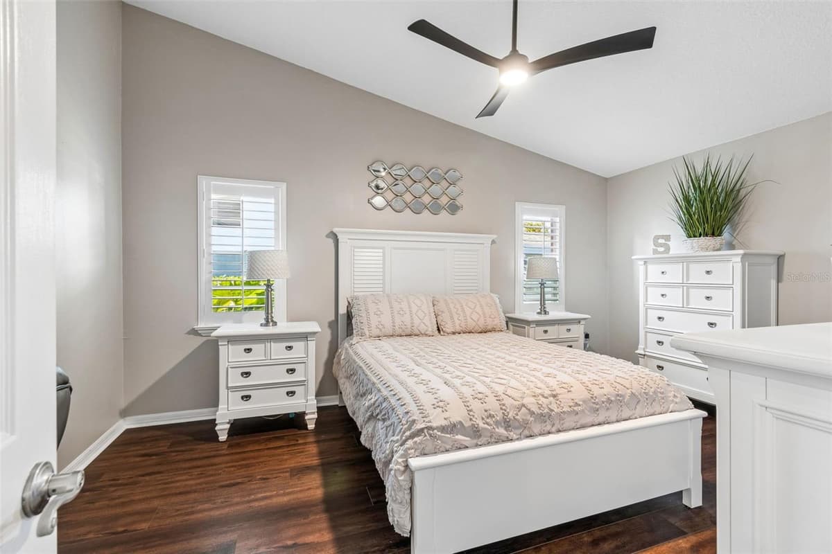5424 LOS PALOS DRIVE — photo 10 of 55