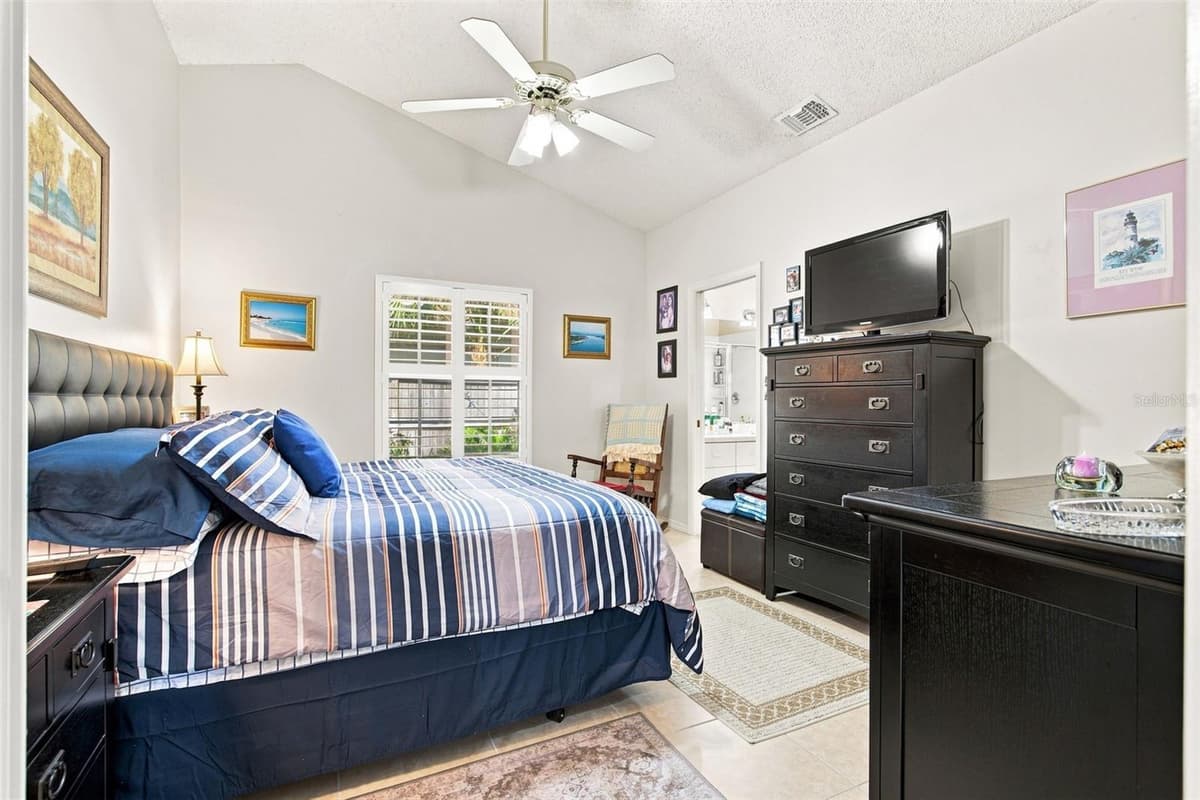881 FOSTER AVENUE — photo 13 of 26