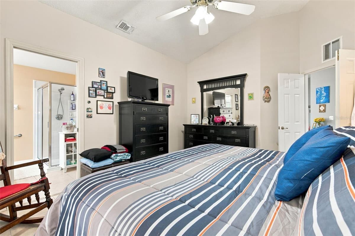 881 FOSTER AVENUE — photo 14 of 26