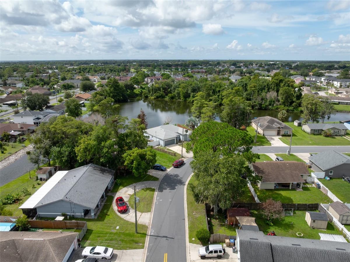 138 HOLLYHOCK COURT — photo 11 of 36