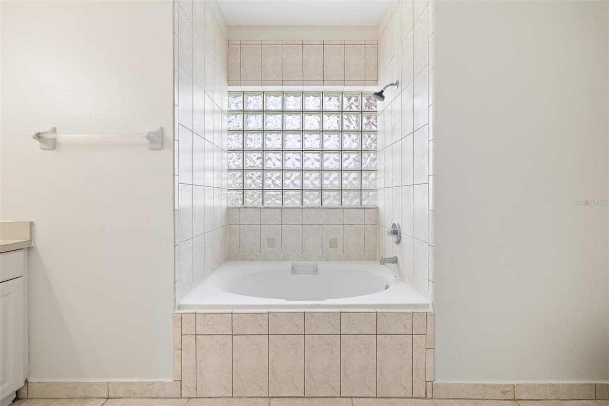 138 HOLLYHOCK COURT — photo 32 of 36