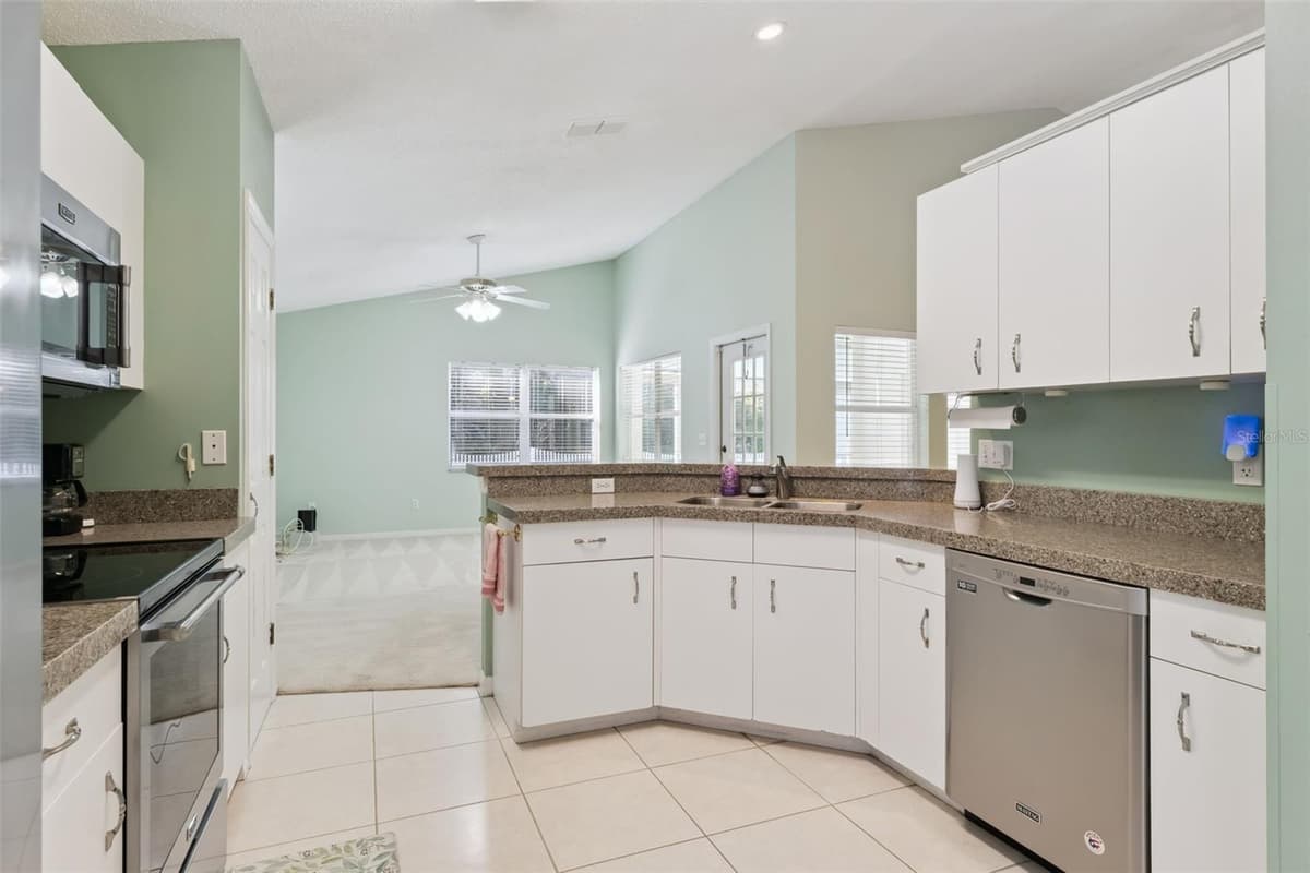 2615 BURWOOD AVENUE — photo 10 of 34