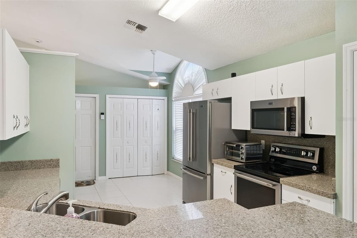 2615 BURWOOD AVENUE — photo 12 of 34