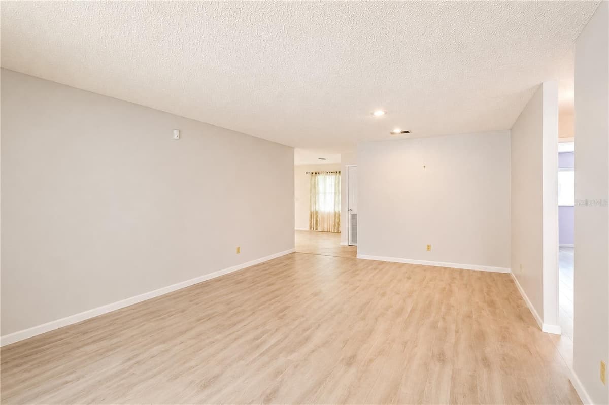 8702 94TH STREET — photo 10 of 39