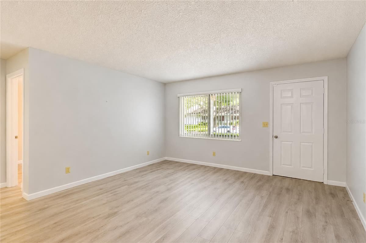 8702 94TH STREET — photo 8 of 39