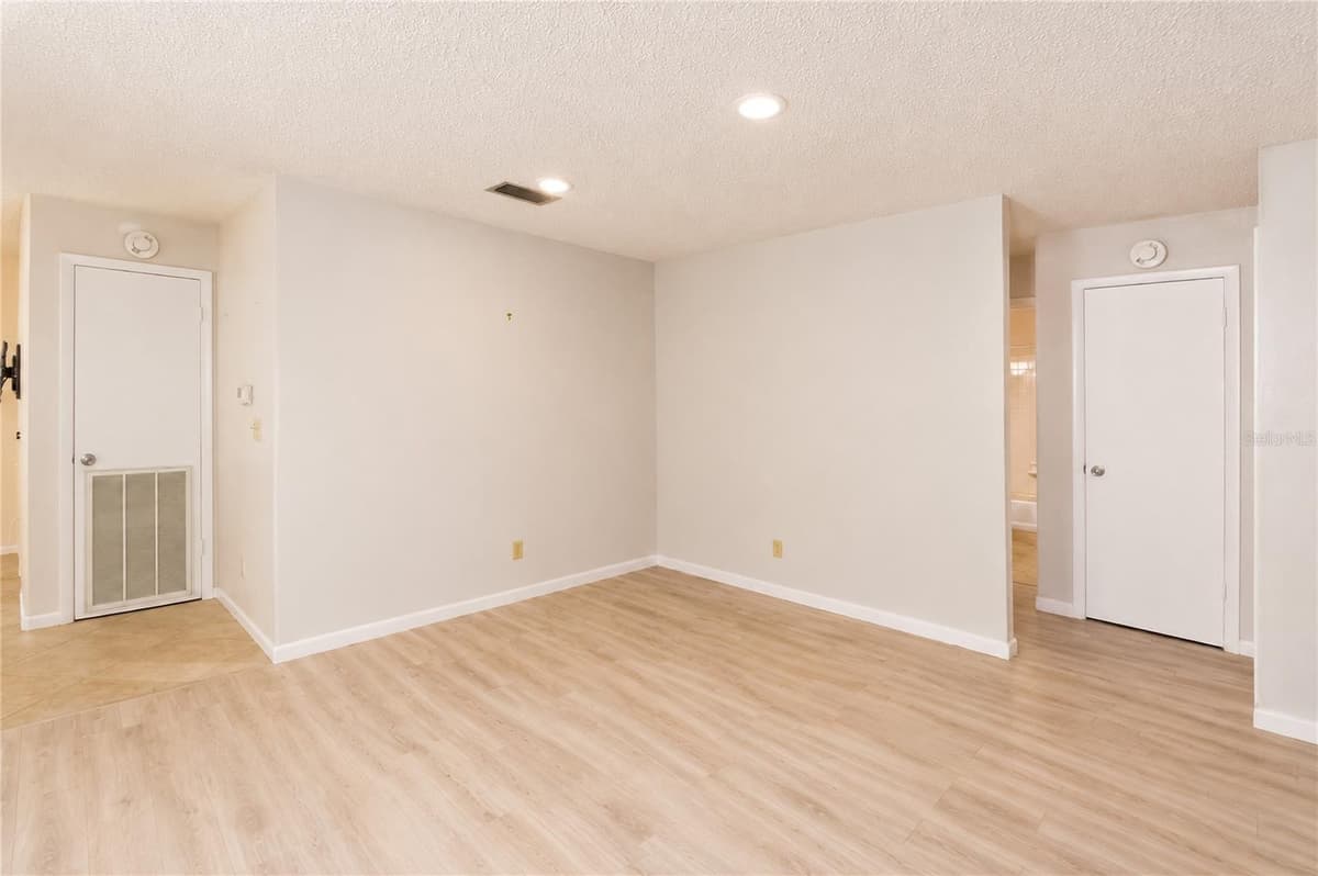 8702 94TH STREET — photo 12 of 39