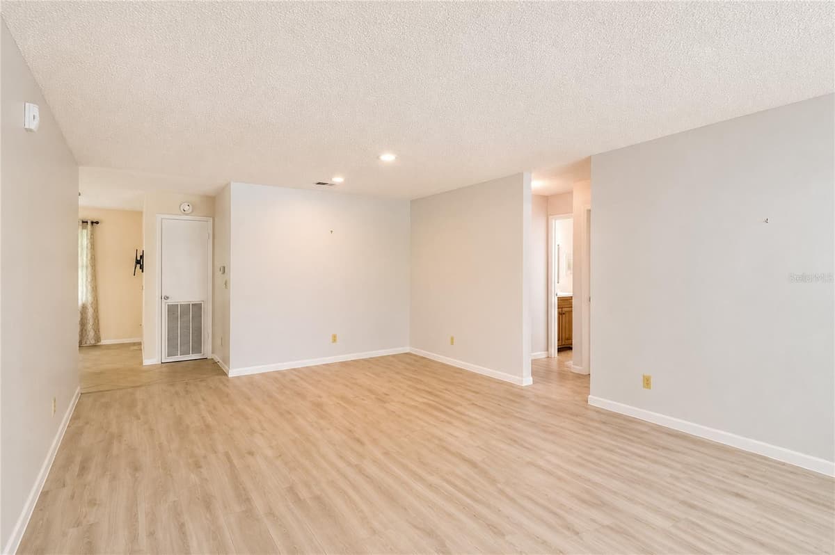 8702 94TH STREET — photo 11 of 39