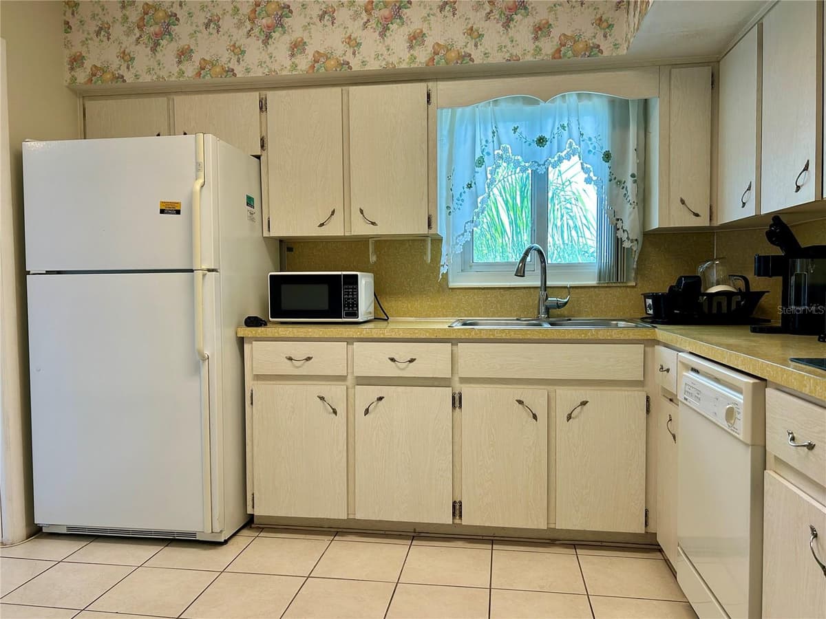 2340 GRECIAN WAY — photo 7 of 52
