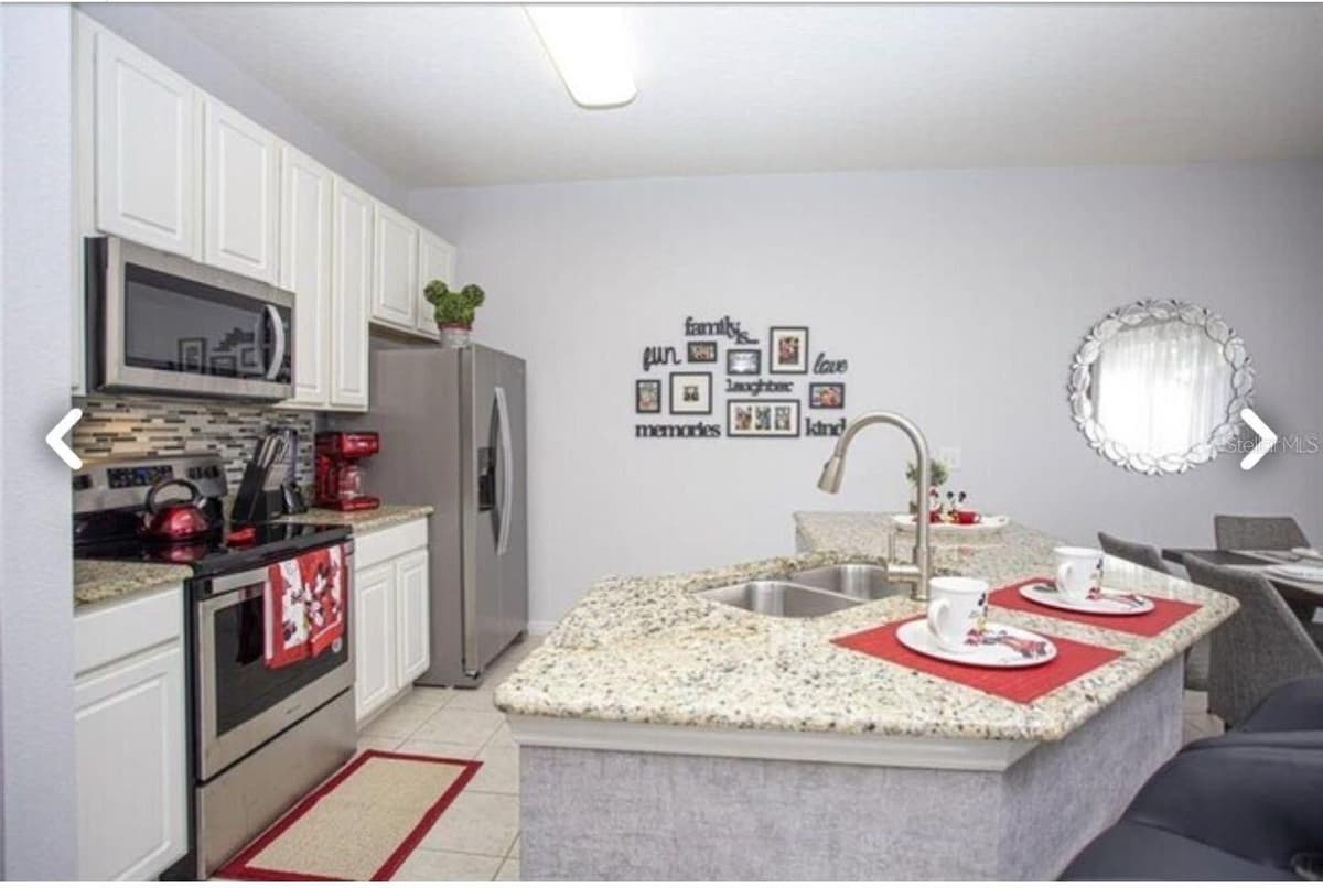 1050 LAS FUENTES DRIVE — photo 9 of 21