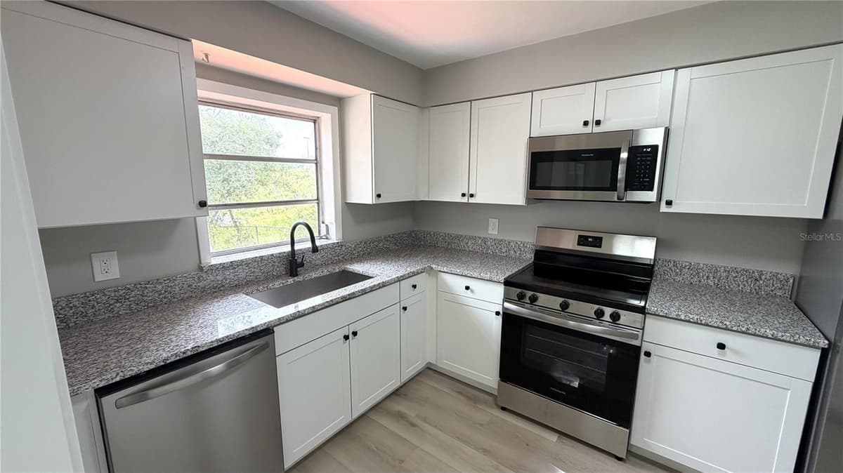 658 ELGROVE DRIVE — photo 18 of 48