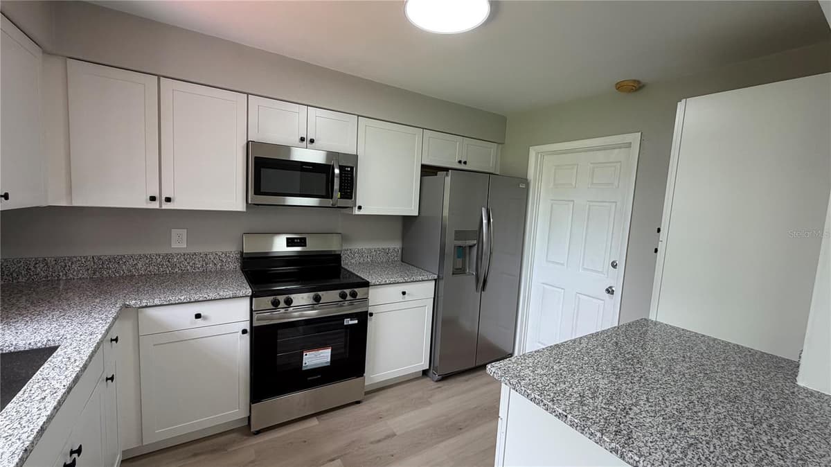 658 ELGROVE DRIVE — photo 20 of 48