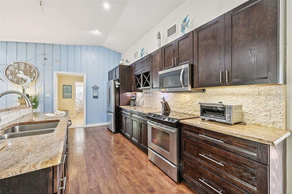6106 45TH STREET — photo 17 of 51