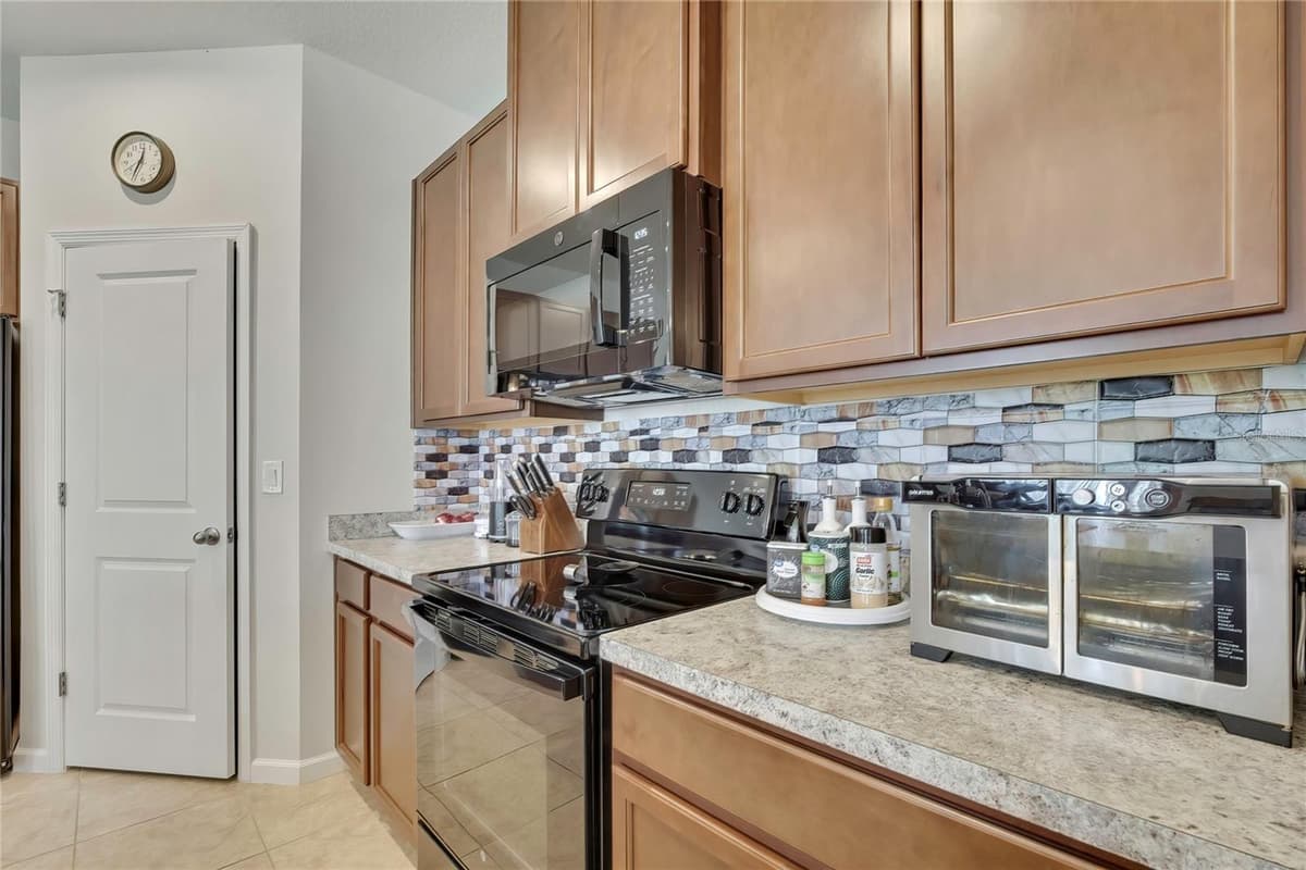 11912 THORNCREST DRIVE — photo 14 of 55