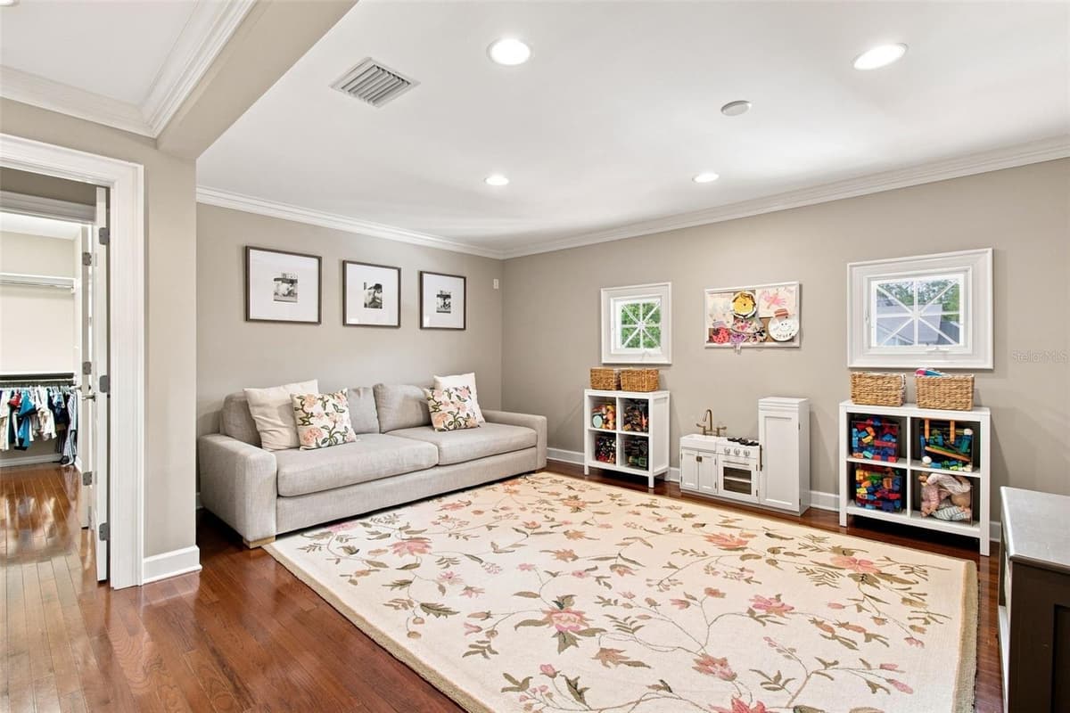 4537 SWANN AVENUE — photo 37 of 58