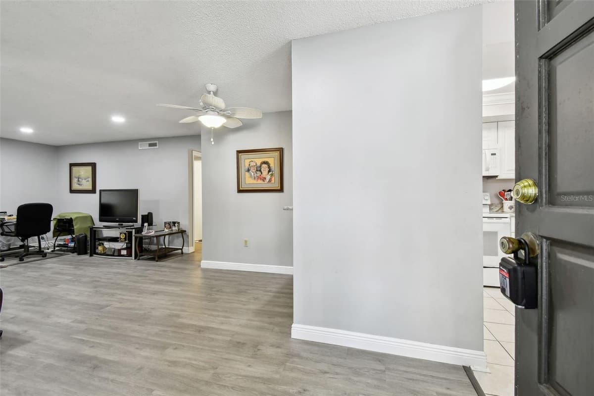 2650 COUNTRYSIDE BOULEVARD — photo 4 of 54