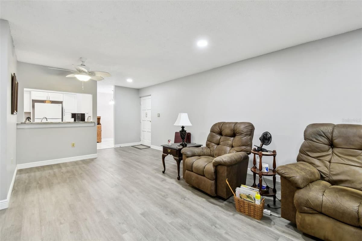 2650 COUNTRYSIDE BOULEVARD — photo 9 of 54
