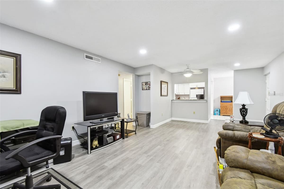 2650 COUNTRYSIDE BOULEVARD — photo 10 of 54