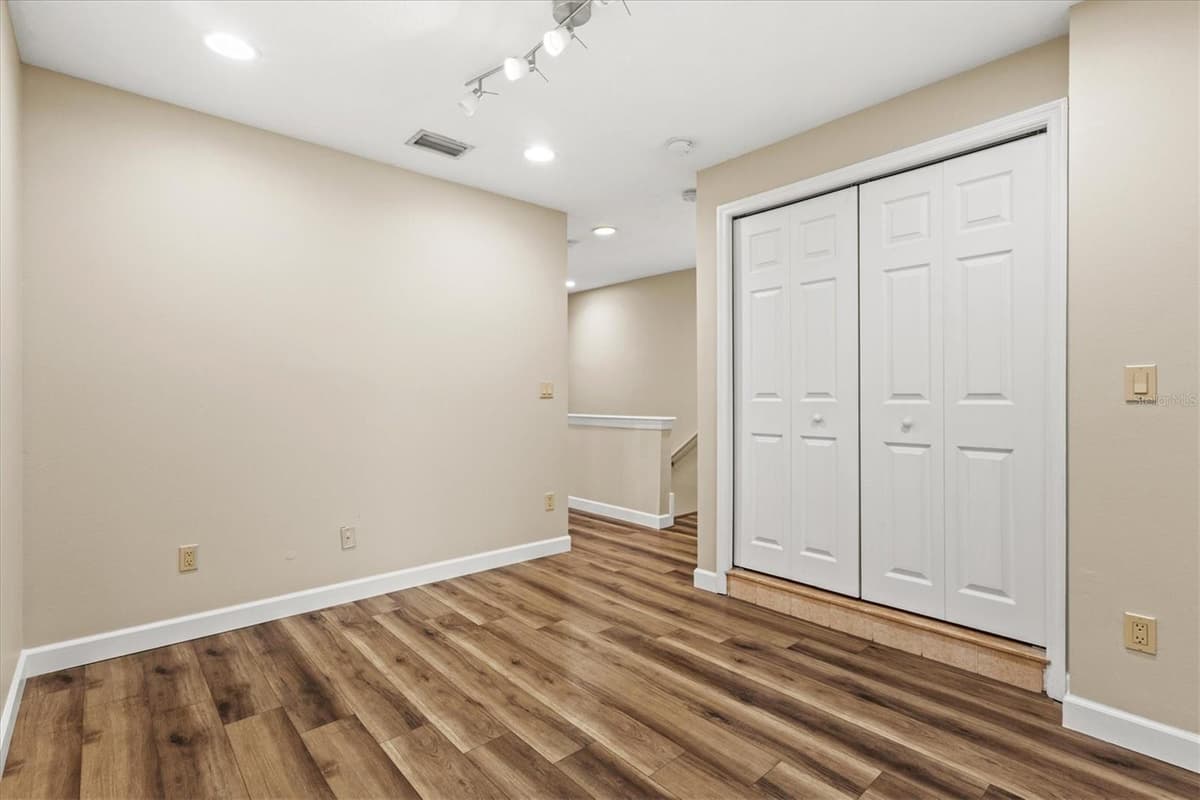 212 DAKOTA AVENUE — photo 36 of 93